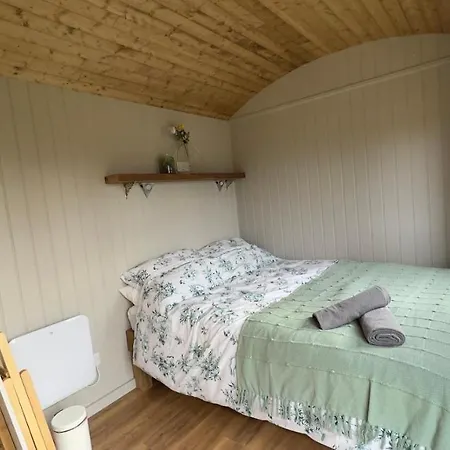 Shepherds Hut At Cedar Gables Lamberhurst Exterior photo