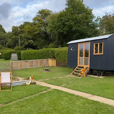 Shepherds Hut At Cedar Gables Lamberhurst Exterior photo