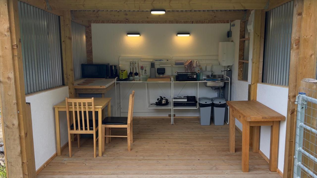 Shepherds Hut At Cedar Gables
